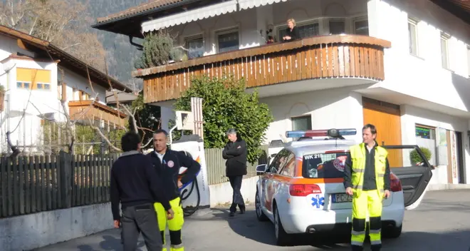 Merano, si scorda di tirare il freno a mano resta schiacciato tra auto e muro