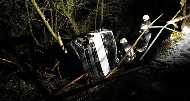 Esce di strada col furgone e finisce incastrato tra gli alberi in un dirupo