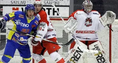 Hockey: Bolzano scivola sul ghiaccio di casa