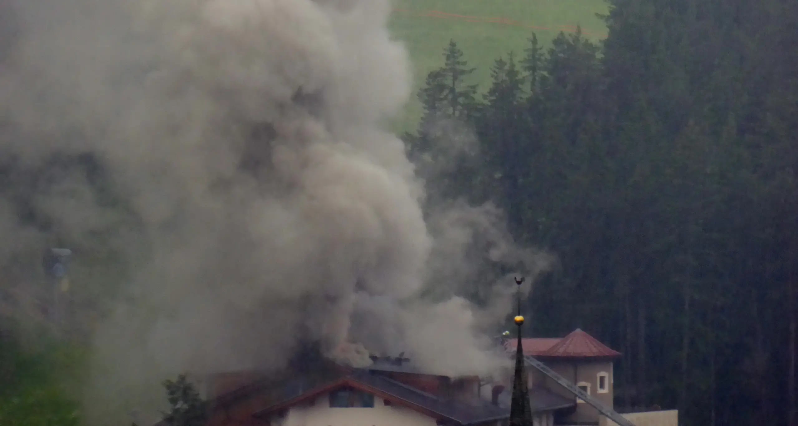 San Vigilio, un fulmine scatena l'incendio in un albergo