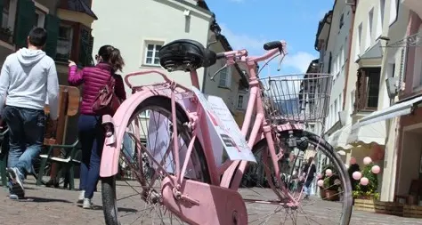 La città vescovile si tinge di rosa, domani c’è la tappa