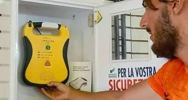 Appiano, 17 defibrillatori per laghi e palestre