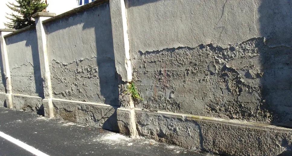 Il muro del lager va a pezzi A rischio la pista ciclabile
