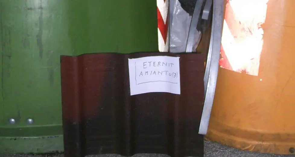 Amianto tra i rifiuti abbandonati