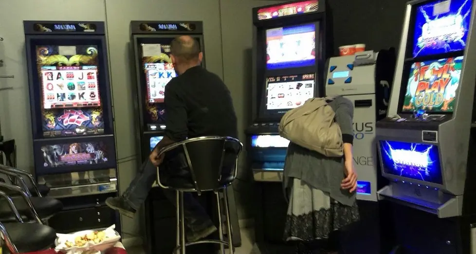Slot, in un anno spesi 33 milioni in meno