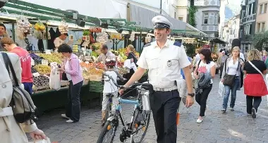 Degrado in Piazza Erbe a Bolzano: «Ora dateci le telecamere»
