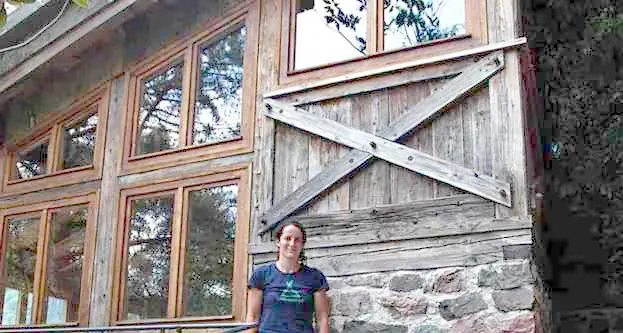 Katja a piedi nudi sul sentiero Italia col cavallo e 5 cani