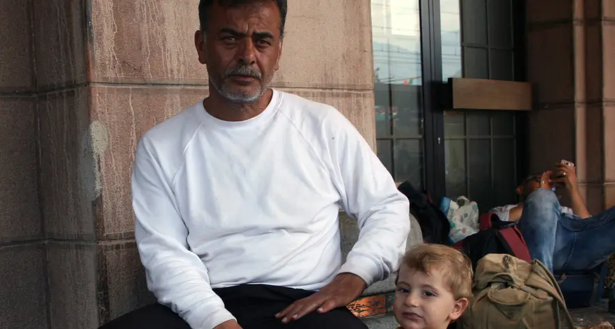 L’attesa in stazione delle famiglie siriane