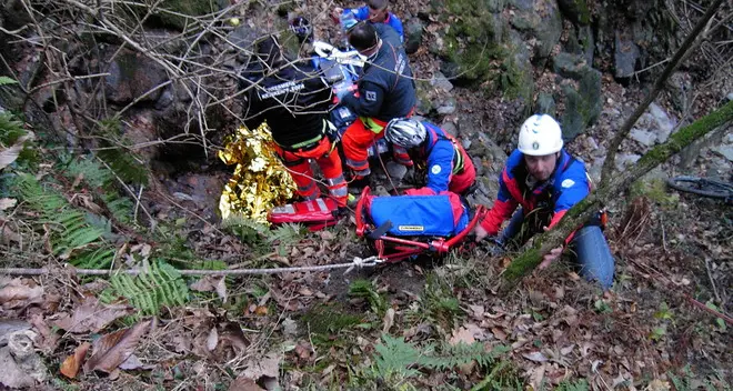 Scomparso da ieri sera, cinquantenne trovato morto in un dirupo a Scena