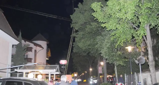 Merano, gru pericolante in via Verdi: 70 persone evacuate