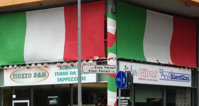Alpini, il primo giorno sfila la bandiera di guerra