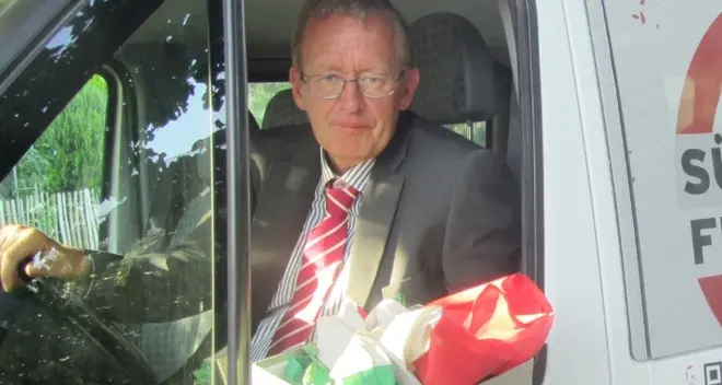 Il consigliere della Klotz toglie i tricolori rimasti dall’Adunata