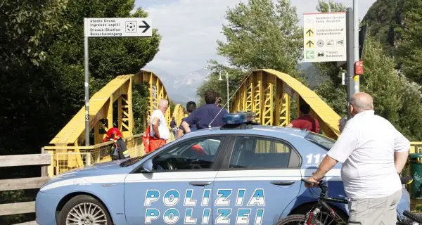 Vuole gettarsi nel fiume dopo la separazione