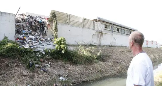 Egna, crolla il muro della discarica