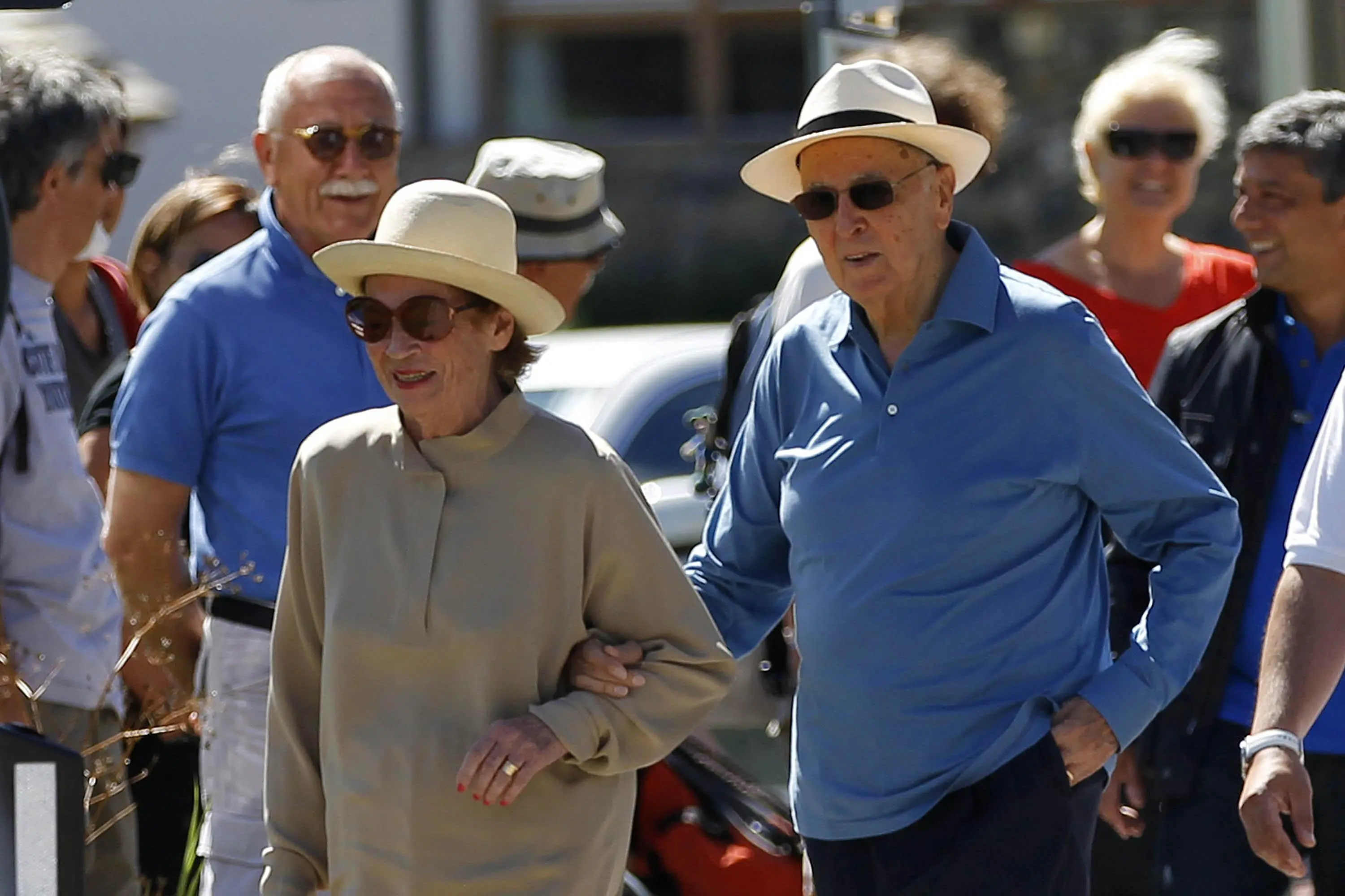 Il presidente della Repubblica, Giorgio Napolitano, insieme alla moglie Clio durante una passeggiata a Sesto Pusteria in provincia di Bolzano, 31 luglio 2013. .Italian President Giorgio napolitano and his wife Clio take a walk during their holidays in Sesto Pusteria, Bolzano region, Italy, 31 July 2013. Giorgio Napolitano and his wife are spending their holidays in the Italian mountains..ANSA/ANDREA SOLERO