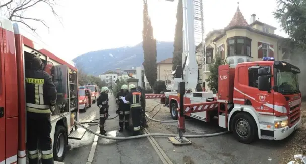 Incendio all'ex cantina Merano in via San Marco