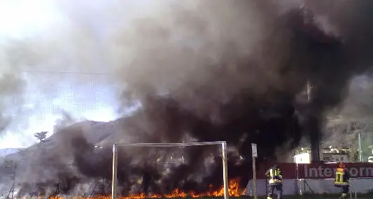 Vandali sul Talvera: in fiamme il campo della Virtus - LE FOTO