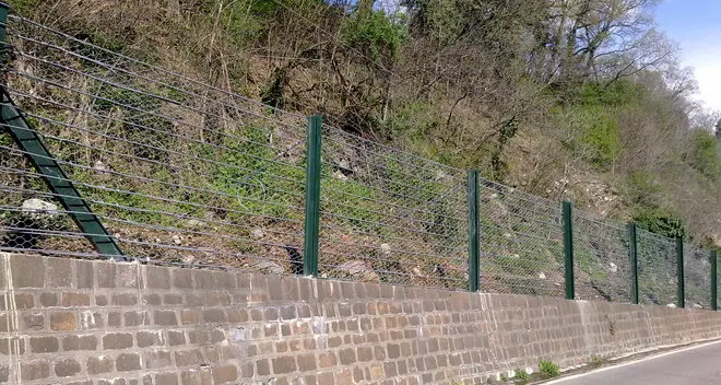 Una nuova barriera paramassi a Rencio