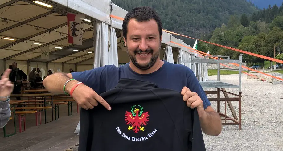 Salvini sfoggia la maglietta che inneggia al Tirolo