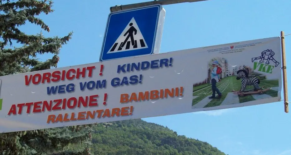 Attenzione alle zebre, lo striscione Vke