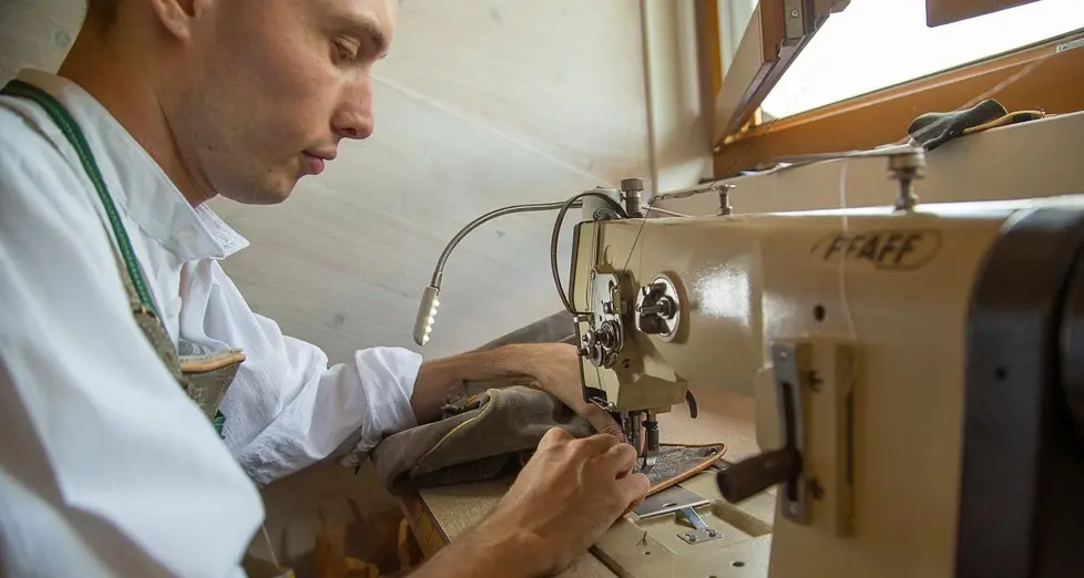 Salorno, si licenzia per fare il sarto di Lederhosen