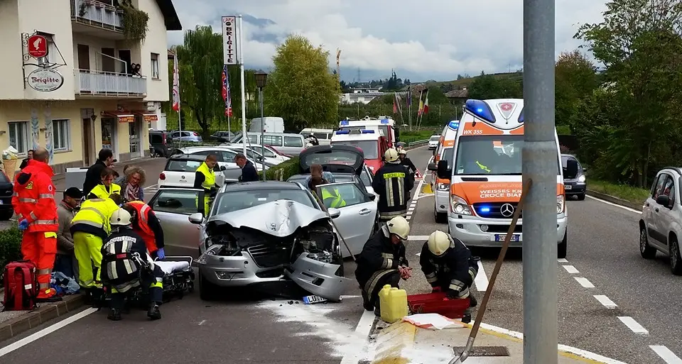 Appiano: scontro tra due auto in sorpasso sulla Strada del Vino