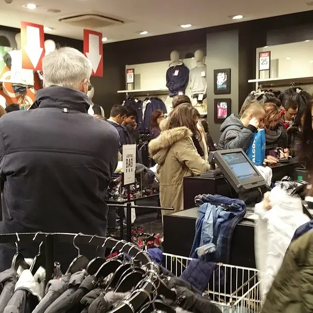 Festivi, le commesse ora puntano i piedi