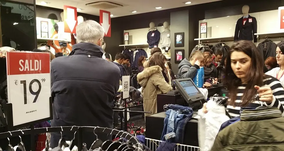 Festivi, le commesse ora puntano i piedi