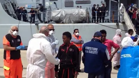 Emergenza migranti, dei 600 arrivati a Reggio (45 cadaveri) 50 saranno divisi tra Bolzano e Trento