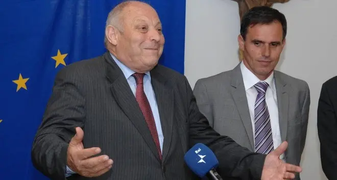 Durnwalder sborsa 5000 euro per risanare i conti dell’Svp