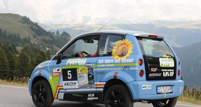 Lungo i passi dolomitici le auto che “sussurrano”