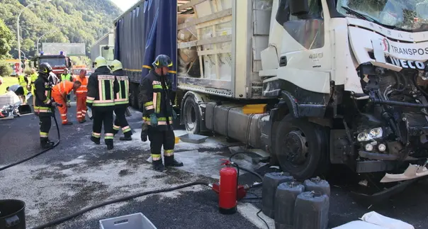 Incidente tra tir sull’A22, persi 300 litri di gasolio