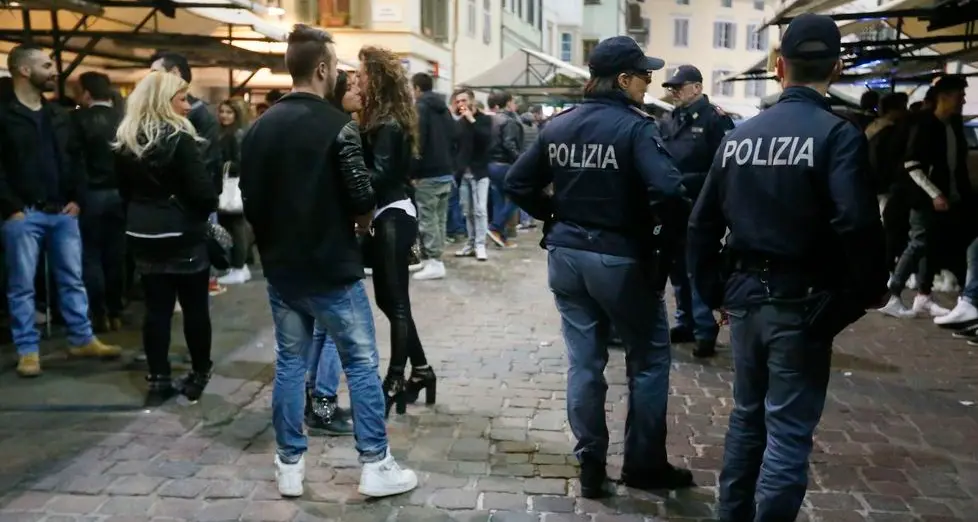 Buttafuori in piazza Erbe a Bolzano, il Comune dà il via libera