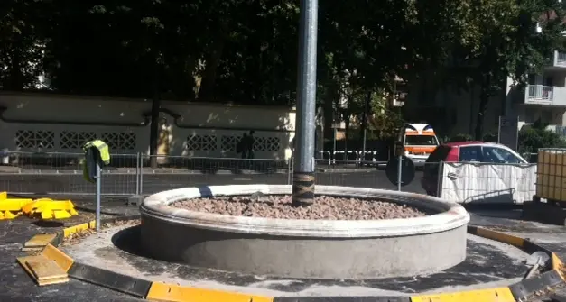 Addio al semaforo, in via Goethe è arrivata la rotatoria