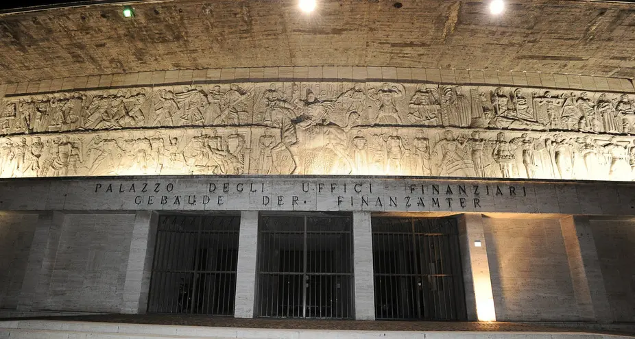 Una scritta in metallo sopra il duce