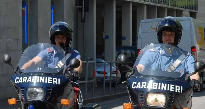Speronano i carabinieri con una moto rubata
