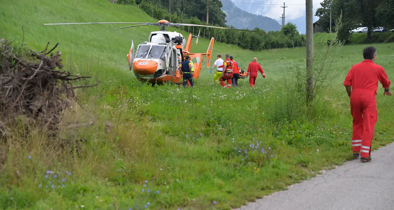 Si ribalta col trattore, grave un contadino