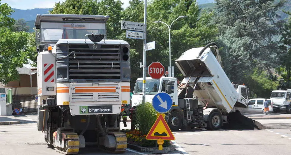 Da via Stazione a via Noldin è la campagna di riasfaltature