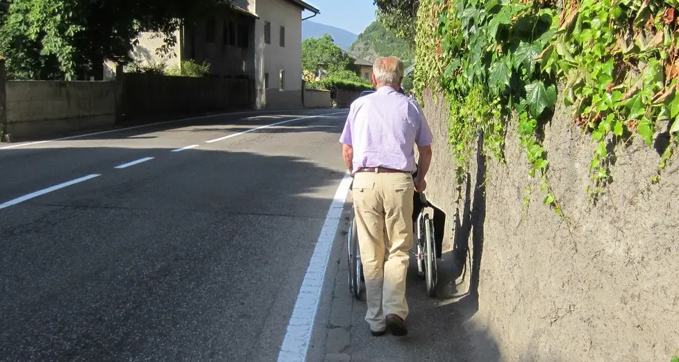 Marciapiedi troppo stretti Vita difficile per i pedoni