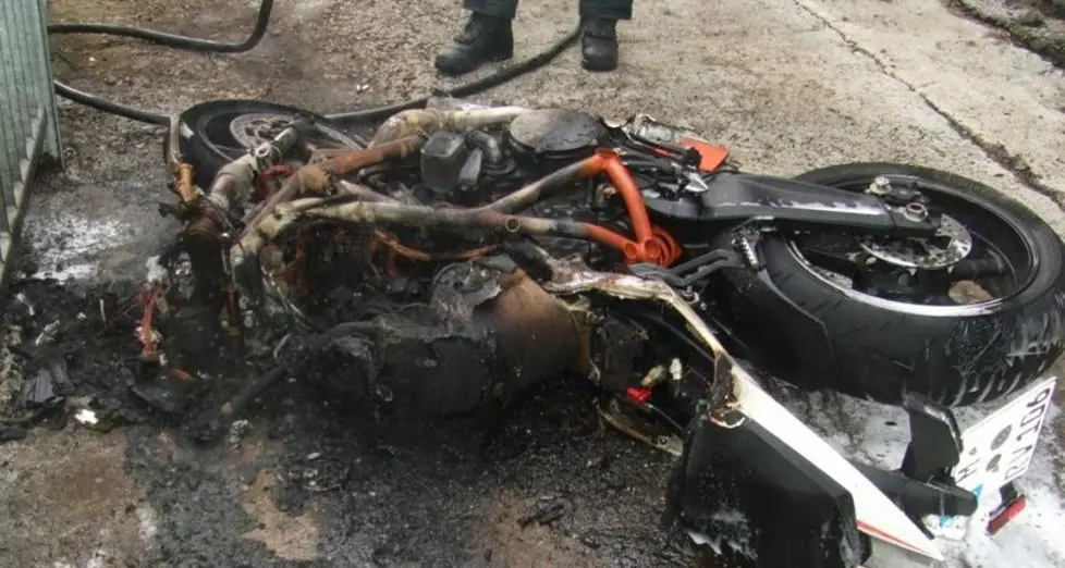 La moto prende fuoco: un ferito