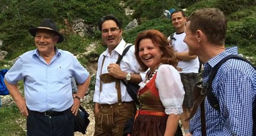 Arno prepara (e serve) i canederli per beneficenza