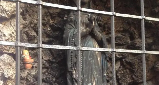 Via Roggia, bruciata la Madonnina