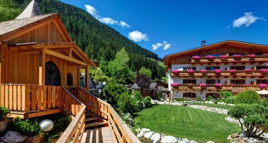 Val Casies, l’hotel ora offre anche la chiesa