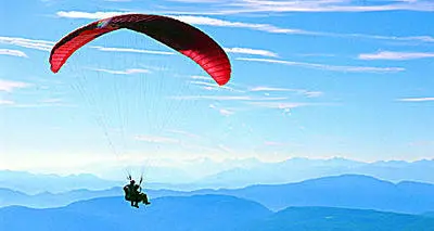 Precipita con il parapendio