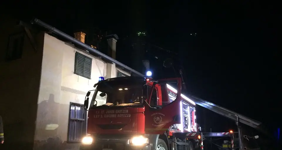San Giacomo, maso salvato dai vigili del fuoco