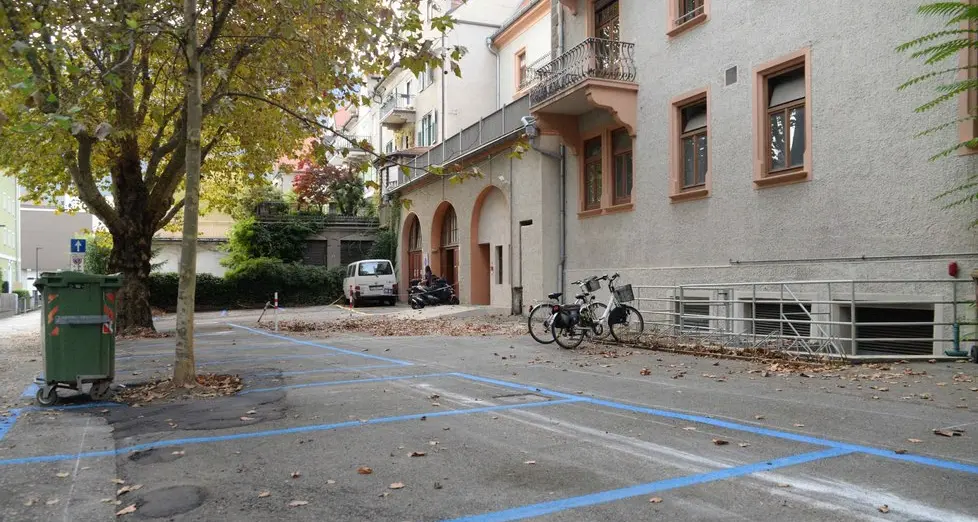 Via Magazzini, i parcheggi scatenano ancora polemiche