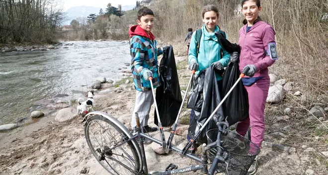 Bolzano, i volontari del Wwf ripuliscono le sponde del Talvera
