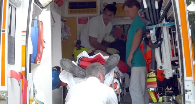 Cinquantenne investita in via Firenze da un’anziana in auto
