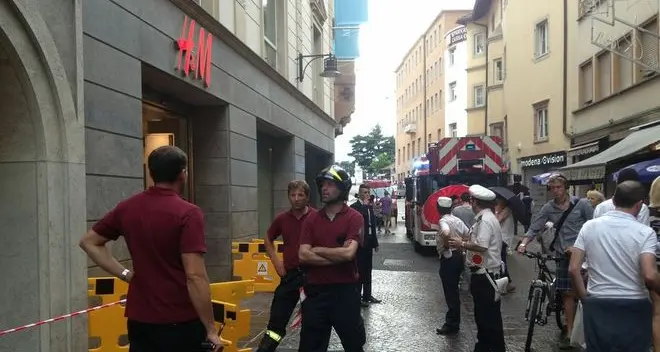 Donna centrata e ferita dai calcinacci in via Museo