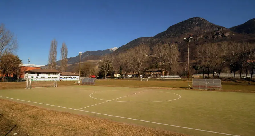 C’è l’ok al manto sintetico per il campo di Sinigo